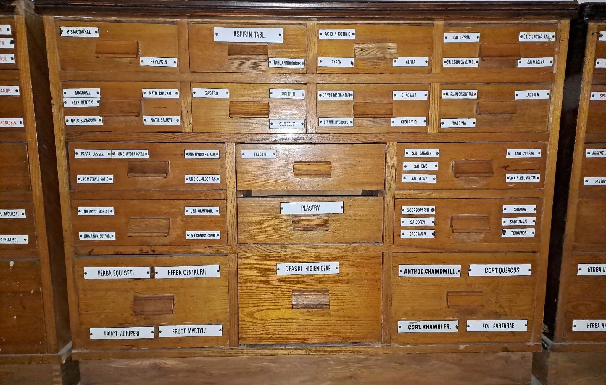 Meble i leki ze starej apteki cz. 1